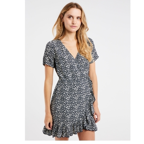 MICHAEL Michael Kors Dresses & Skirts - MICHAEL Michael Kors Black Beige Print Tie Faux Wrap Dress Ruffle Short Sleeve L